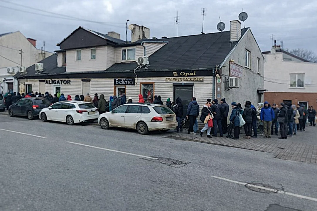 Kolejki jak za PRL-u. Gorączka świątecznych zakupów