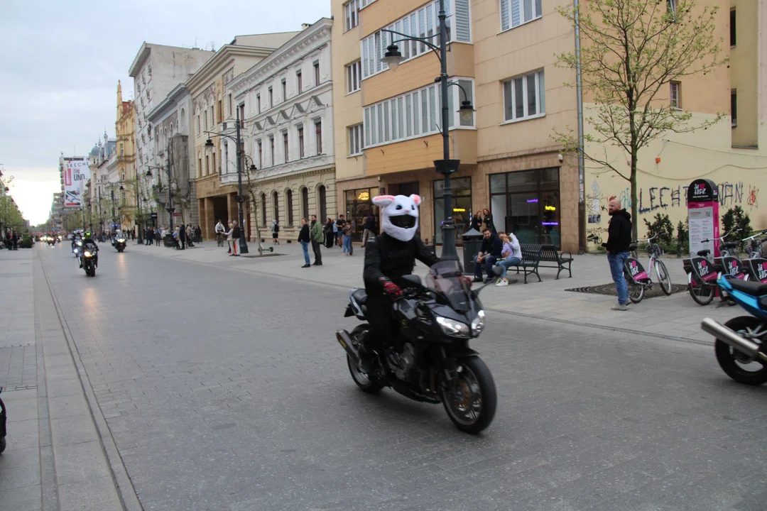 Wielka parada motocyklowa na ulicy Piotrkowskiej w Łodzi