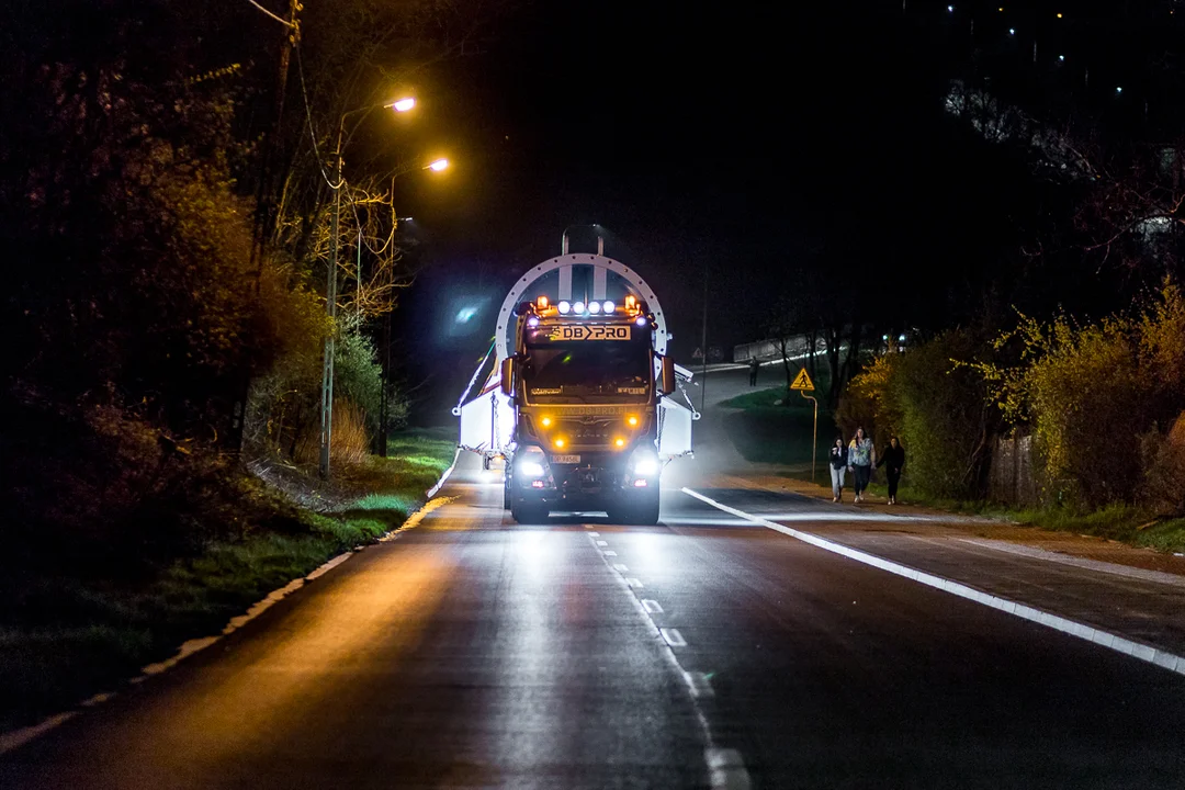 Tak wyglądał transport gigantycznych części do budowy instalacji na Orlenie [ZDJĘCIA] - Zdjęcie główne