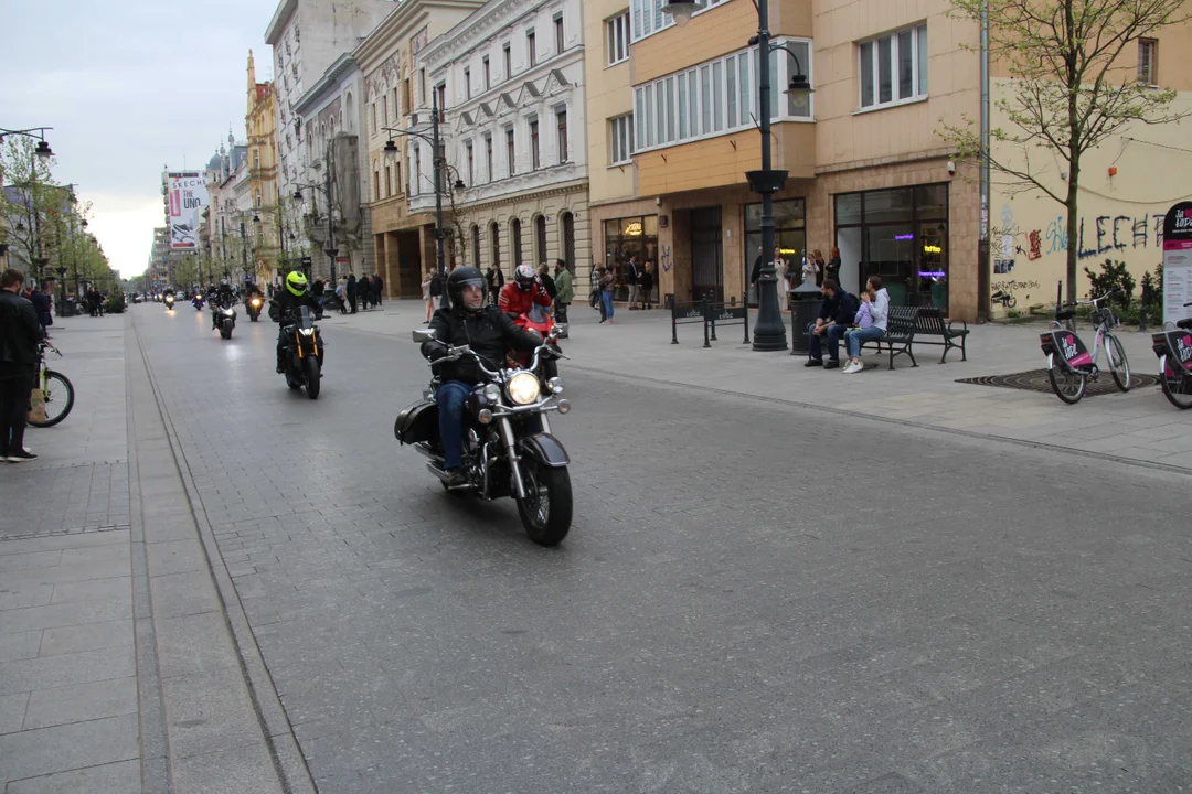 Wielka parada motocyklowa na ulicy Piotrkowskiej w Łodzi