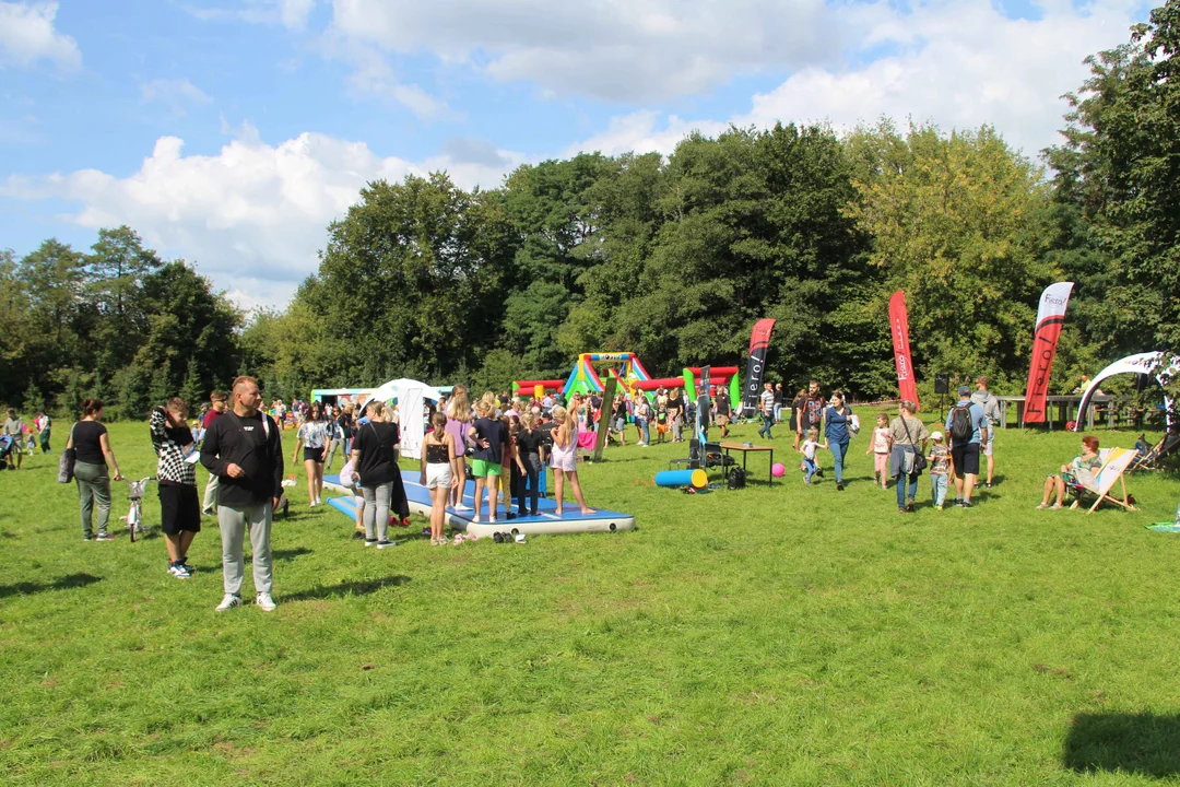 Piknik rodzinny w parku na Młynku w Łodzi