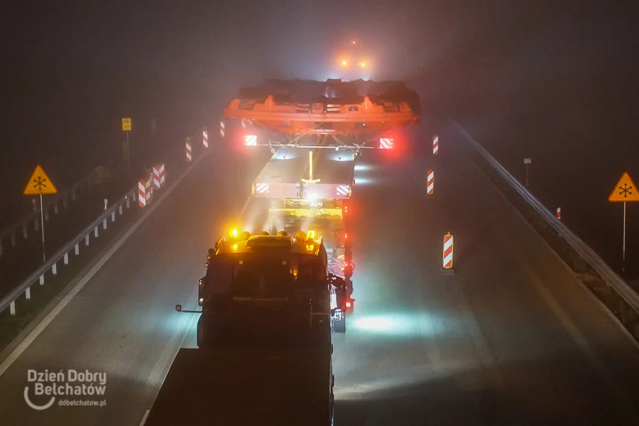 Hiszpański gigantyczny „kret” przejechał niedaleko Bełchatowa. Tak wyglądał nocny transport na A1 [FOTO] - Zdjęcie główne