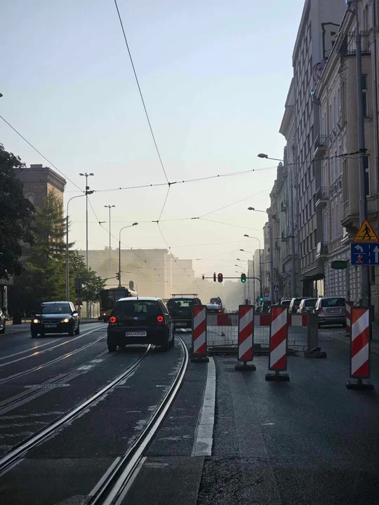 Remont pasa autobusowo-tramwajowego na pl. Dąbrowskiego w Łodzi