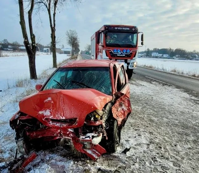 Groźny wypadek na DK74 w powiecie. Opel wypadł z drogi i roztrzaskał się o drzewo [FOTO] - Zdjęcie główne