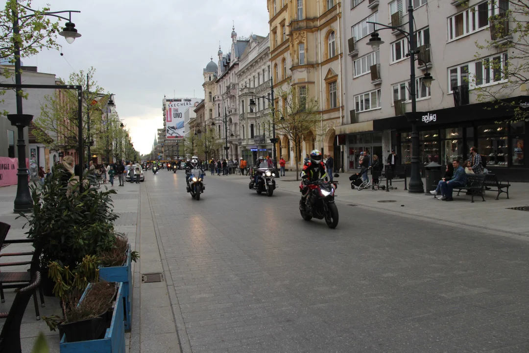 Wielka parada motocyklowa na ulicy Piotrkowskiej w Łodzi