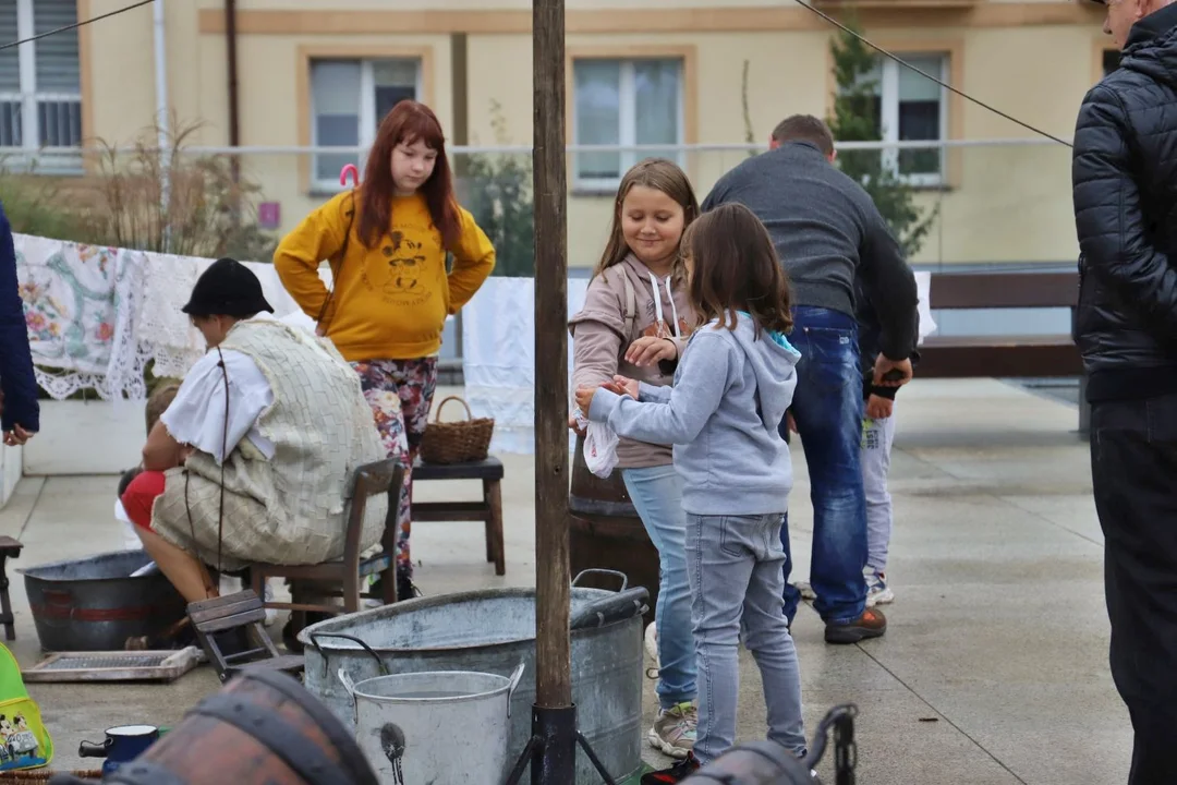 Centrum Kutna tętni życiem. Na mieszkańców czeka m.in. Teatr Wagabunda i wystawa samochodów