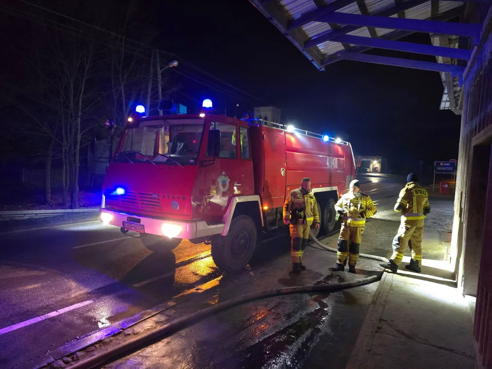 Pożar w Łódzkiem. Palą się sterty słomy