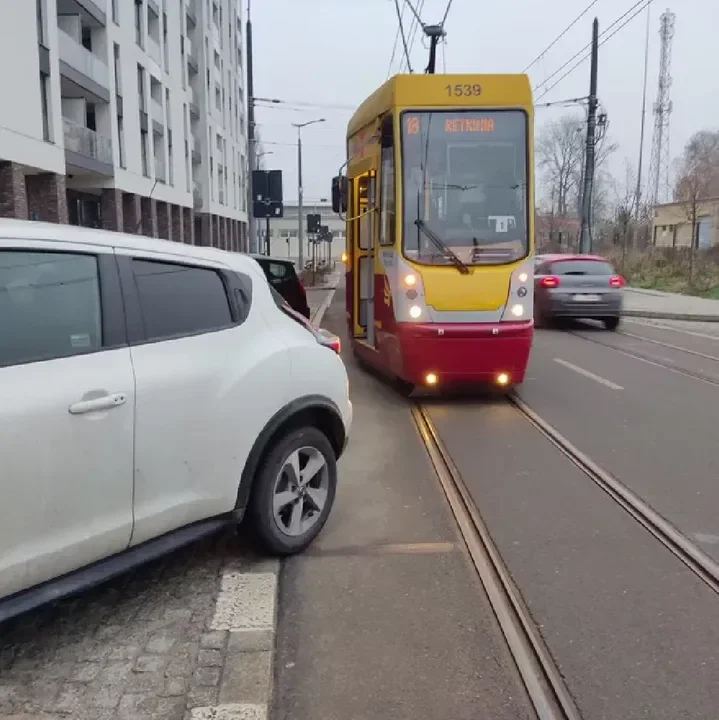 Nieprawidłowo zaparkowane samochody - tramwaje mają problem z przejazdem