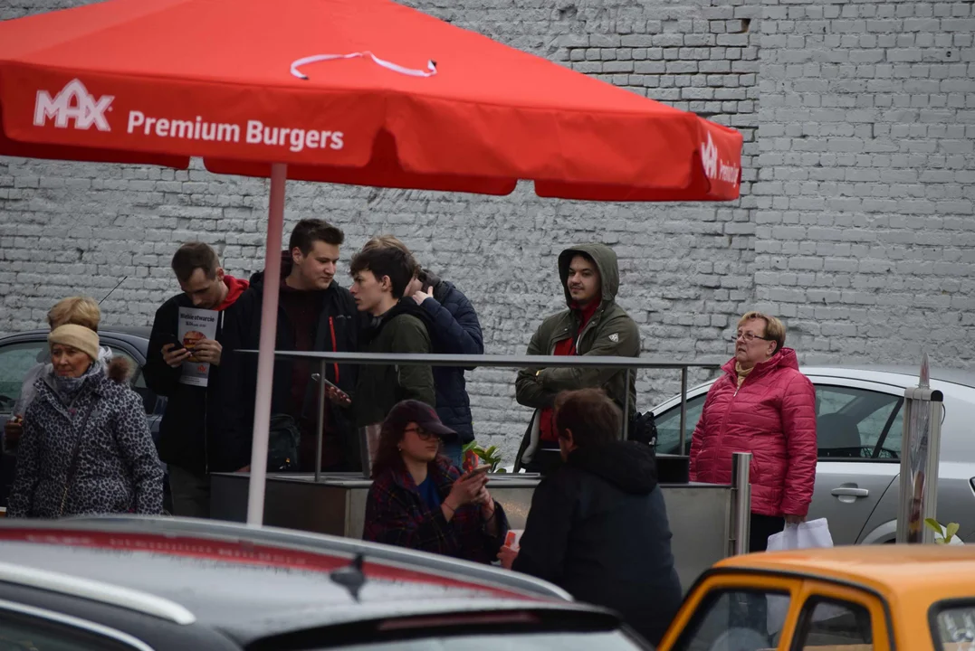 Tłumy łodzian na otwarciu restauracji MAX Premium Burgers. Tego jeszcze w Łodzi nie było [ZOBACZ ZDJĘCIA]