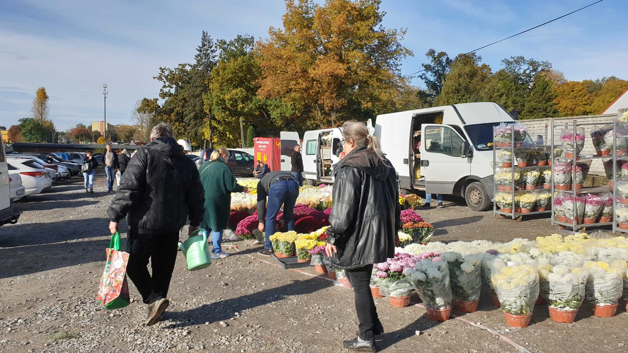 Mieszkańcy przygotowują się do dnia Wszytskich Świętych