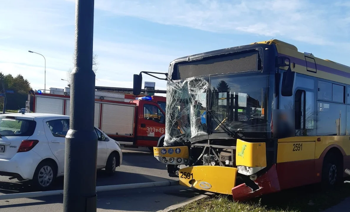 Wypadek na Retkini. Zasłabł kierowca autobusu