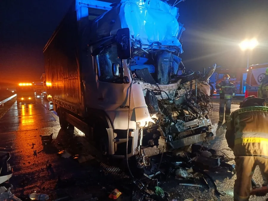 Wjechał ciężarówką w auta stojące w korku. Groźny wypadek koło Kamieńska [FOTO] - Zdjęcie główne