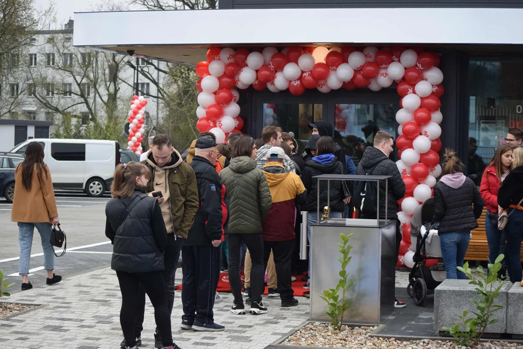 Tłumy łodzian na otwarciu restauracji MAX Premium Burgers. Tego jeszcze w Łodzi nie było [ZOBACZ ZDJĘCIA]