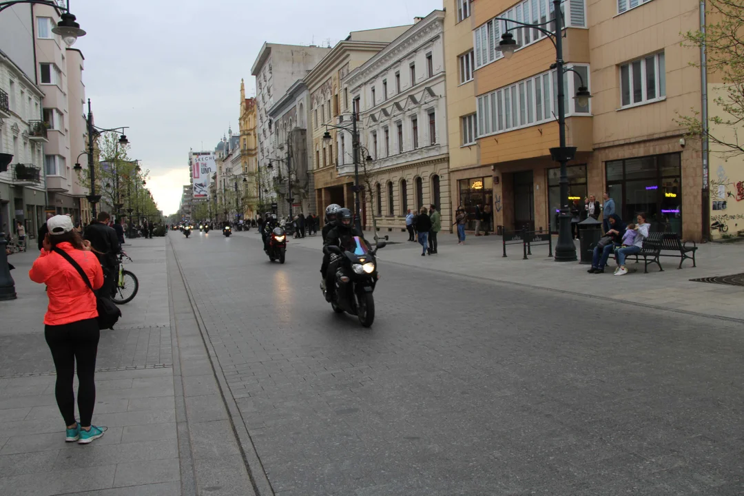 Wielka parada motocyklowa na ulicy Piotrkowskiej w Łodzi