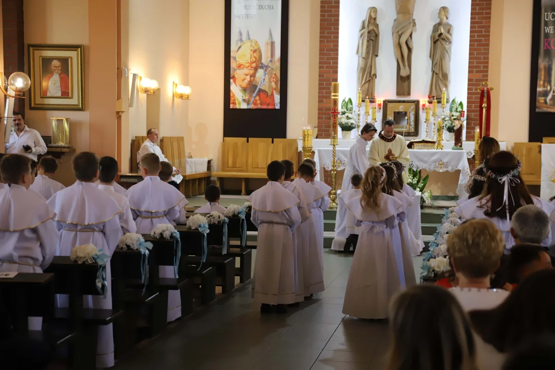 Kolejni trzecioklasiści przystąpili do sakramentu Komunii Świętej w parafii świętego Krzyża [ZDJĘCIA] - Zdjęcie główne