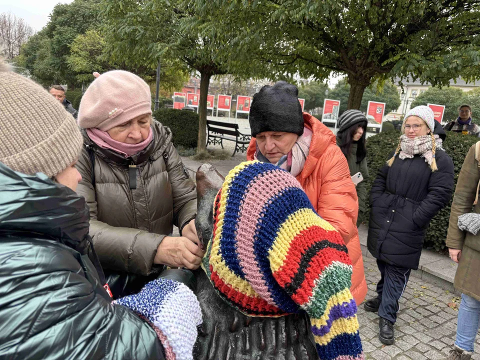 Pomnik w centrum miasta udekorowany przez grupę „Zamontanki”