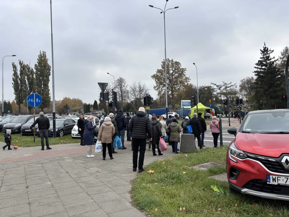 Korki w okolicach cmentarza na Dołach