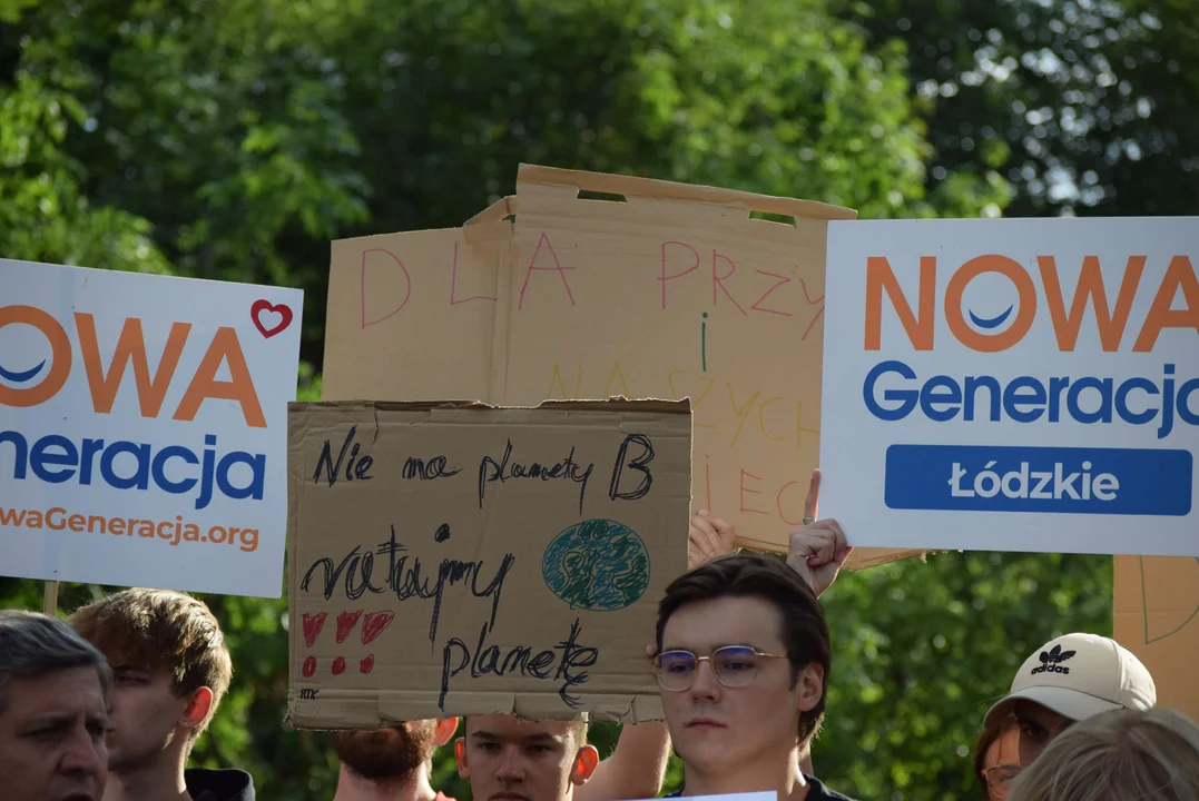 Młodzież przed składowiskiem odpadów chemicznych w Zgierzu