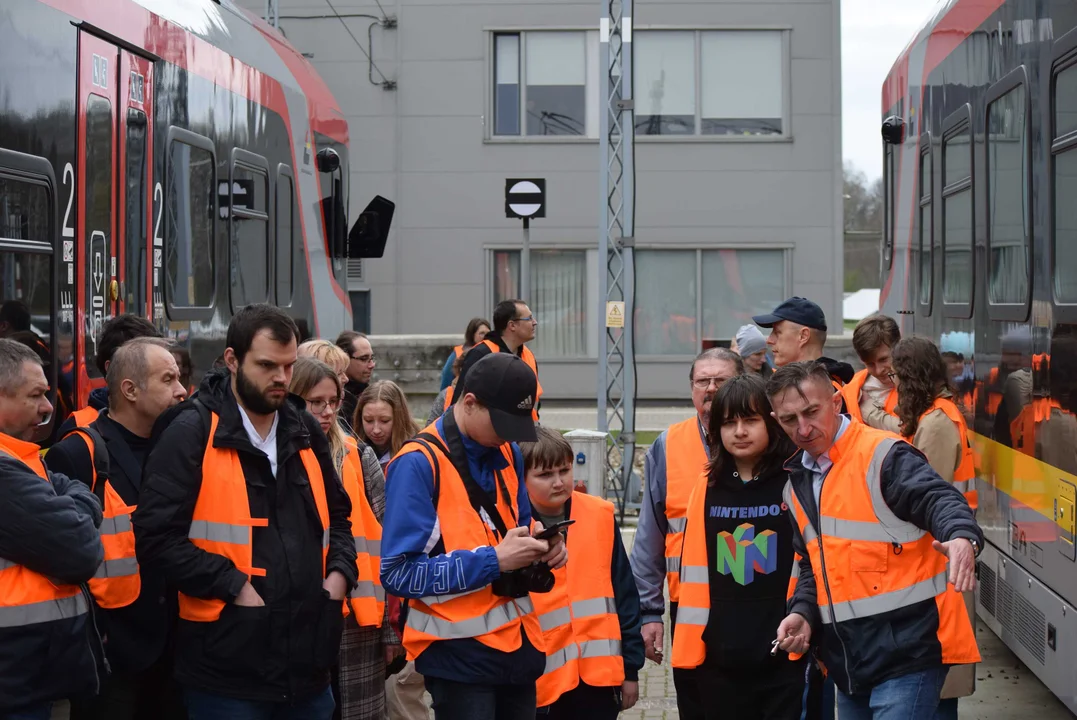 Młodzi pasjonaci kolei odwiedzili zaplecze techniczne ŁKA. Zobacz, jak wygląda w środku [zdjęcia]