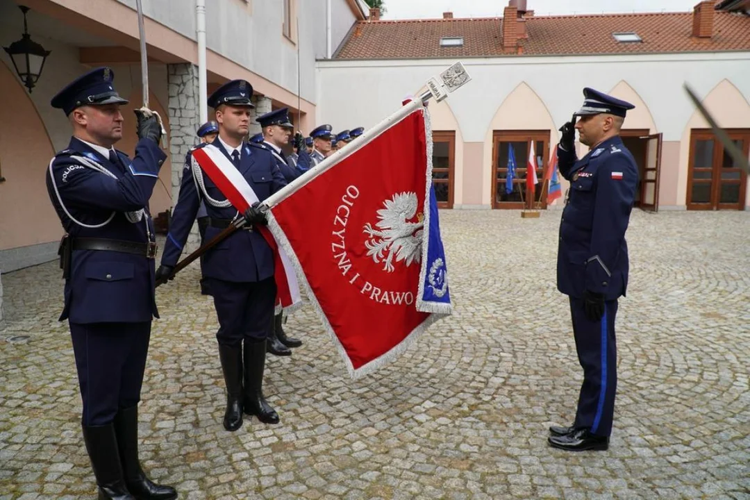 Święto policji w Gostyninie. Uroczystości odbyły się na zamkowym dziedzińcu [ZDJĘCIA] - Zdjęcie główne