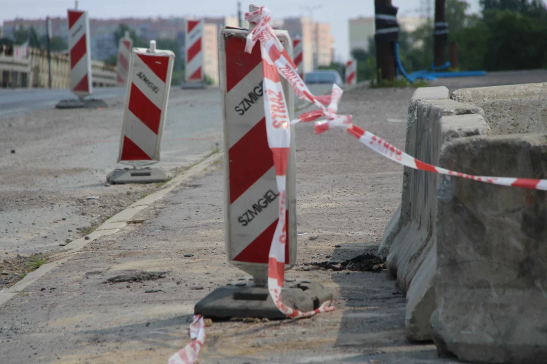 Chwile grozy na Przybyszewskiego. Rozpędzony samochód spadł z wiaduktu