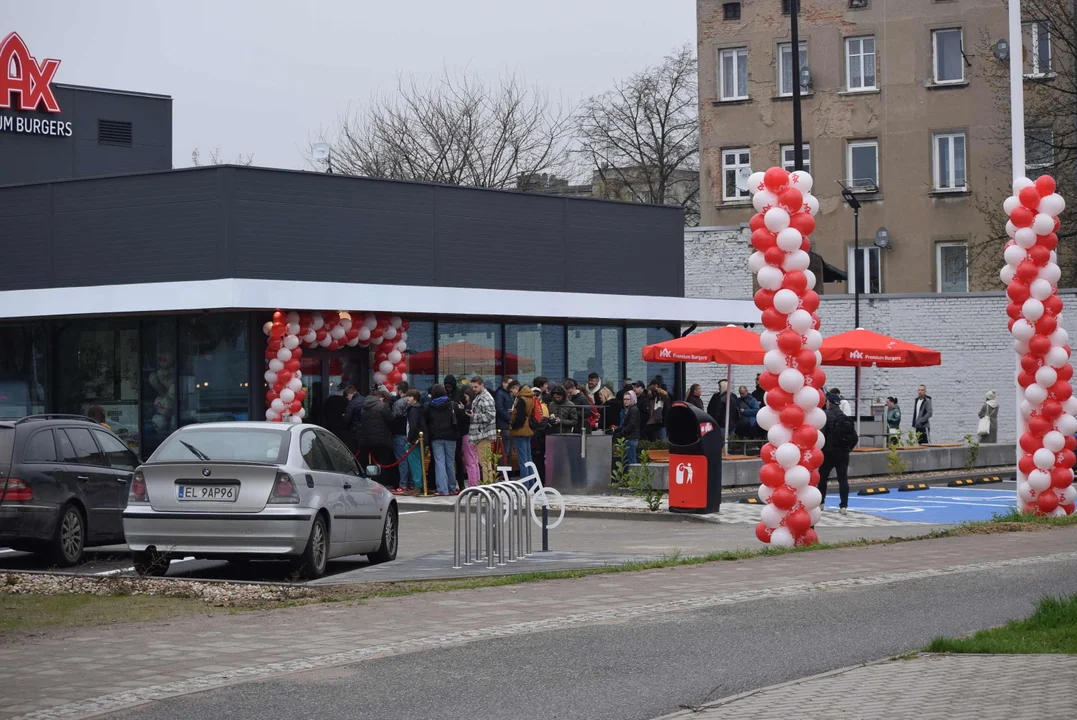 Tłumy łodzian na otwarciu restauracji MAX Premium Burgers. Tego jeszcze w Łodzi nie było [ZOBACZ ZDJĘCIA]