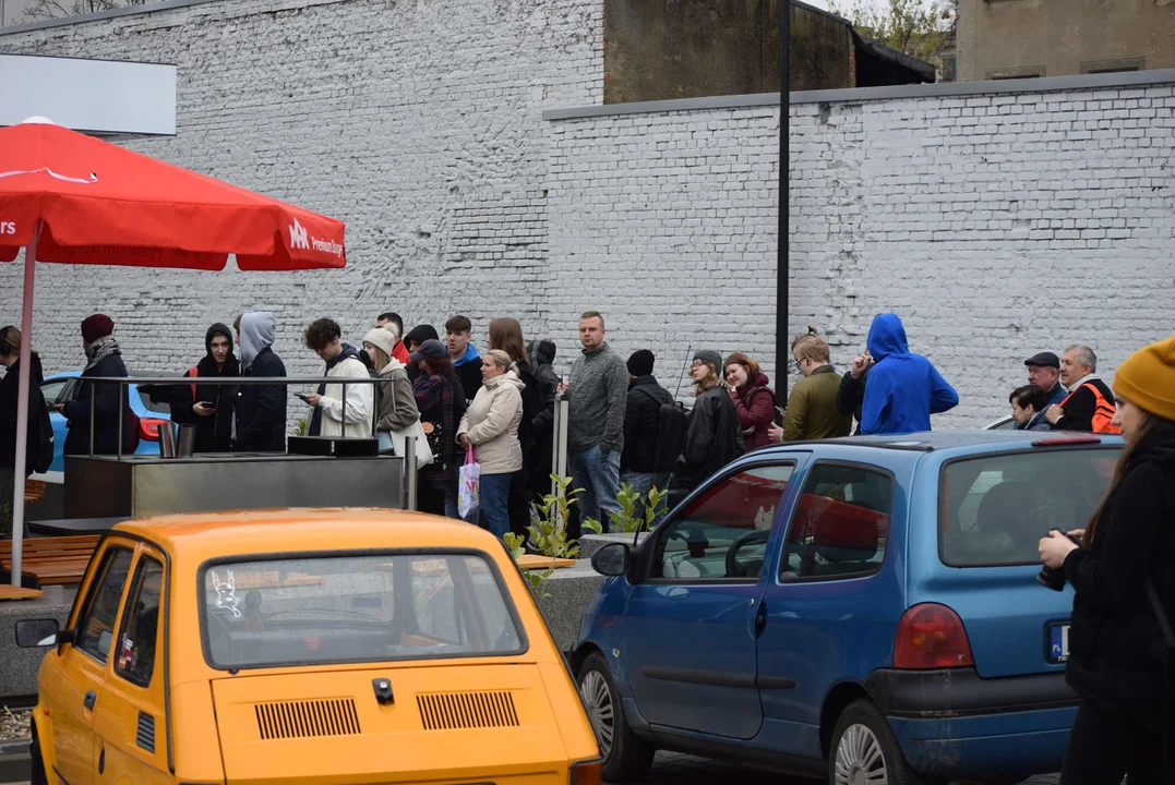 Tłumy łodzian na otwarciu restauracji MAX Premium Burgers. Tego jeszcze w Łodzi nie było [ZOBACZ ZDJĘCIA]