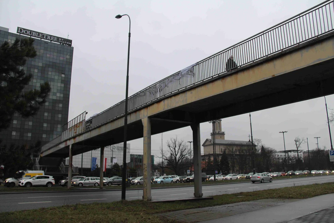 Kibice ŁKS-u w mocnych słowach do dyrektora sportowego. Nad trasą W-Z zawisł nietypowy banner [ZDJĘCIA] - Zdjęcie główne