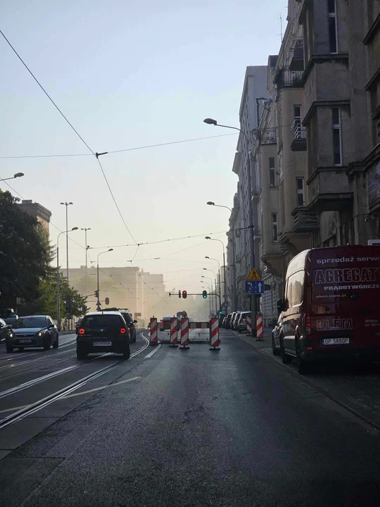 Remont pasa autobusowo-tramwajowego na pl. Dąbrowskiego w Łodzi