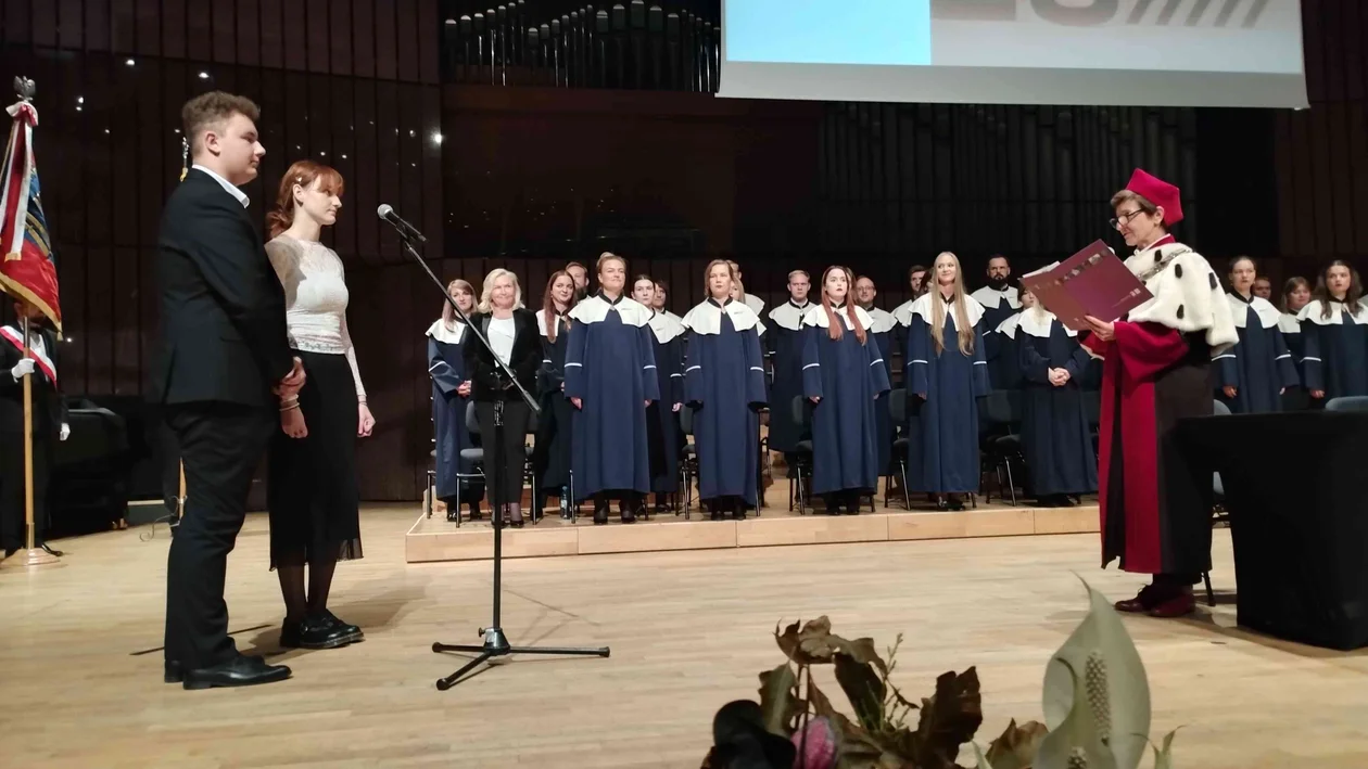 Łódzcy studenci rozpoczęli rok akademicki. Inauguracja odbyła się w Filharmonii Łódzkiej [ZDJĘCIA] - Zdjęcie główne