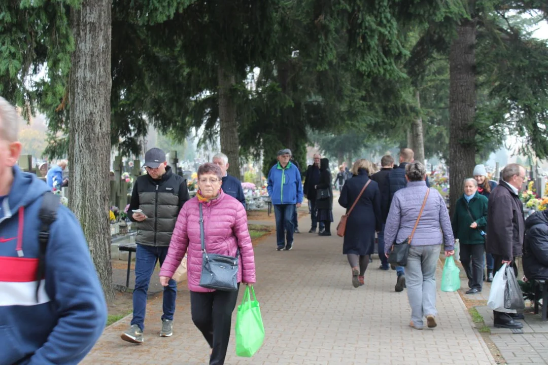 Tłumy łodzian na cmentarzu na Kurczakach