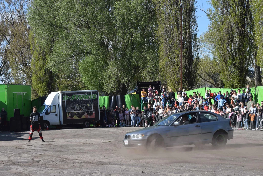 Giganty na czterech kołach zrobiły duże show! Widowiskowy pokaz monster trucków