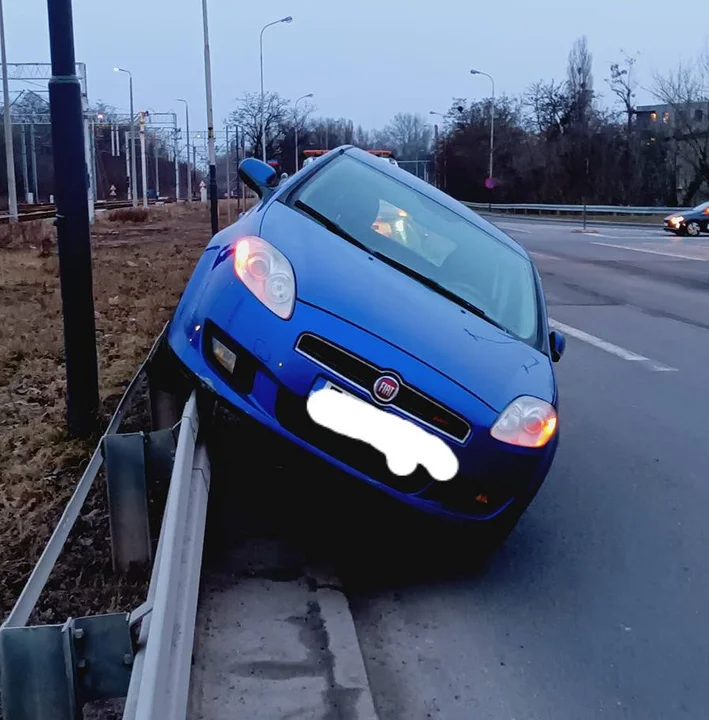 Tak się kończy wymuszanie pierwszeństwa. Fiat o mało się nie przewrócił! [ZDJĘCIA] - Zdjęcie główne