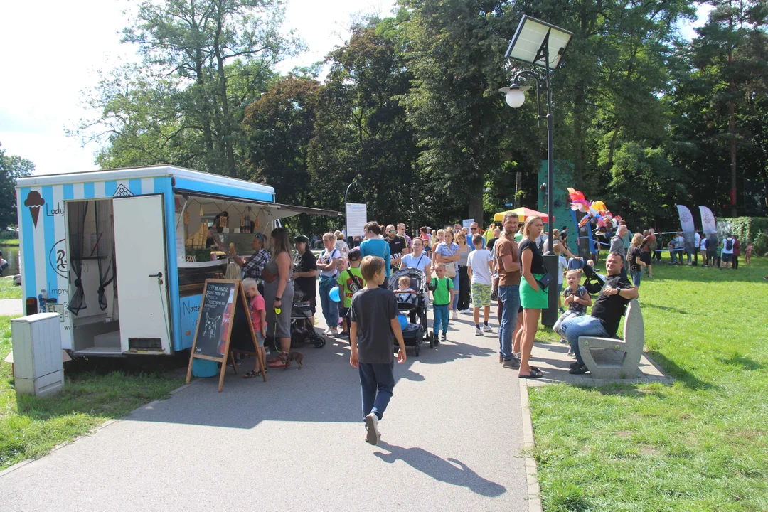 Piknik rodzinny w parku na Młynku w Łodzi