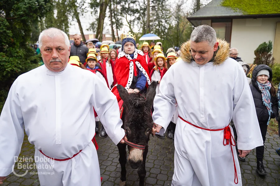 Procesja z osiołkiem w bełchatowskiej parafii. Wierni święcili kolorowe palemki [FOTO] - Zdjęcie główne