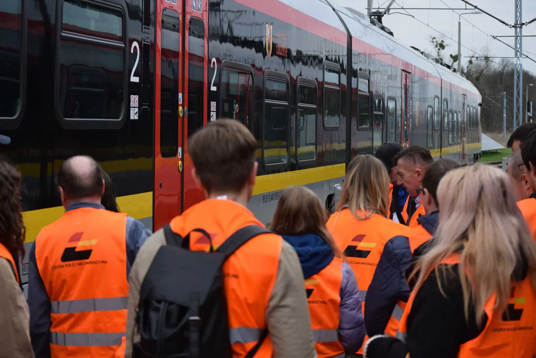 Młodzi pasjonaci kolei odwiedzili zaplecze techniczne ŁKA. Zobacz, jak wygląda w środku [zdjęcia]