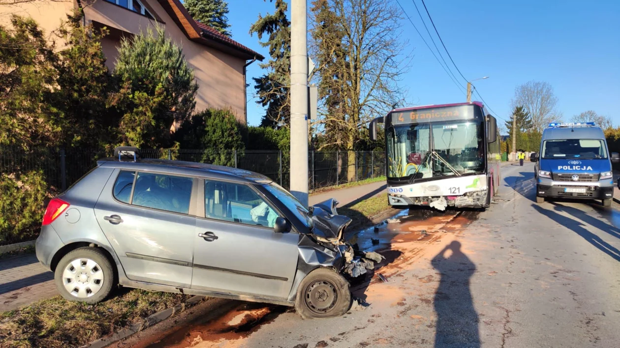 Czołowe zderzenie osobówki z autobusem w Kutnie. Nie żyje młody mężczyzna