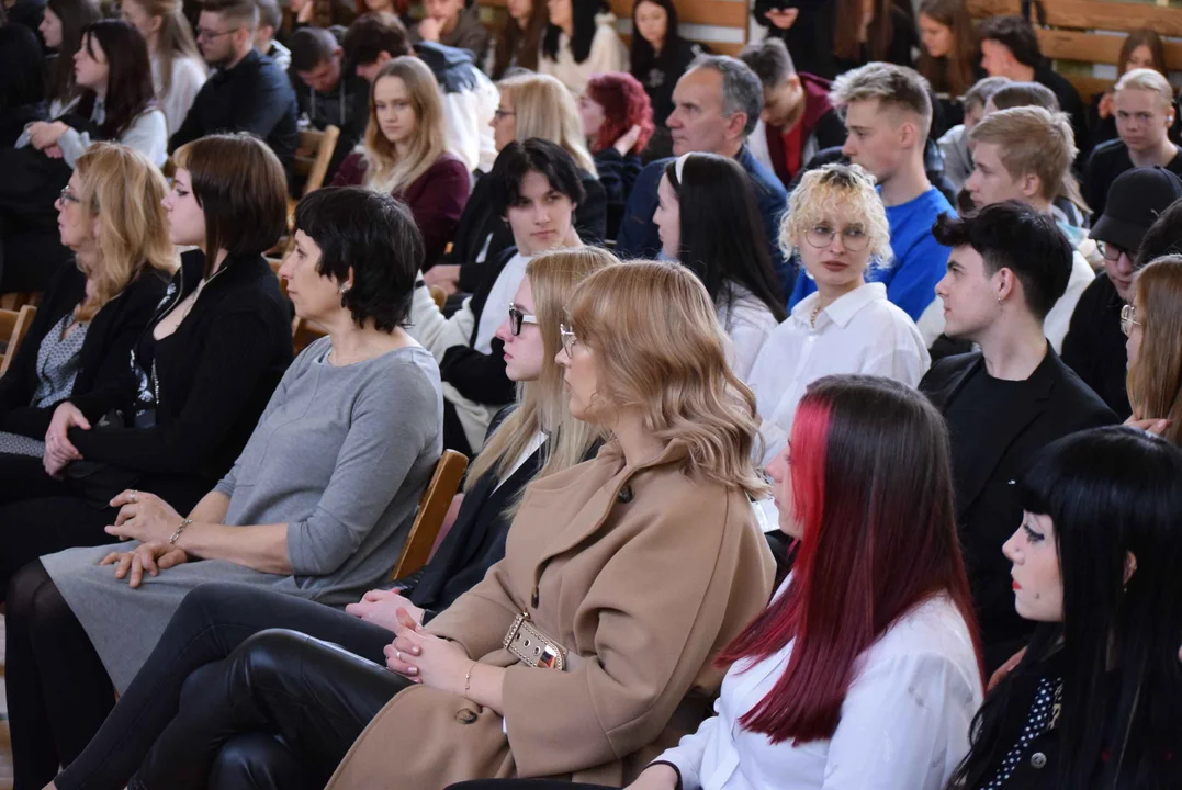 Zespół Szkół Rzemiosła w Łodzi pożegnał maturzystów. To były chwile pełne wzruszeń