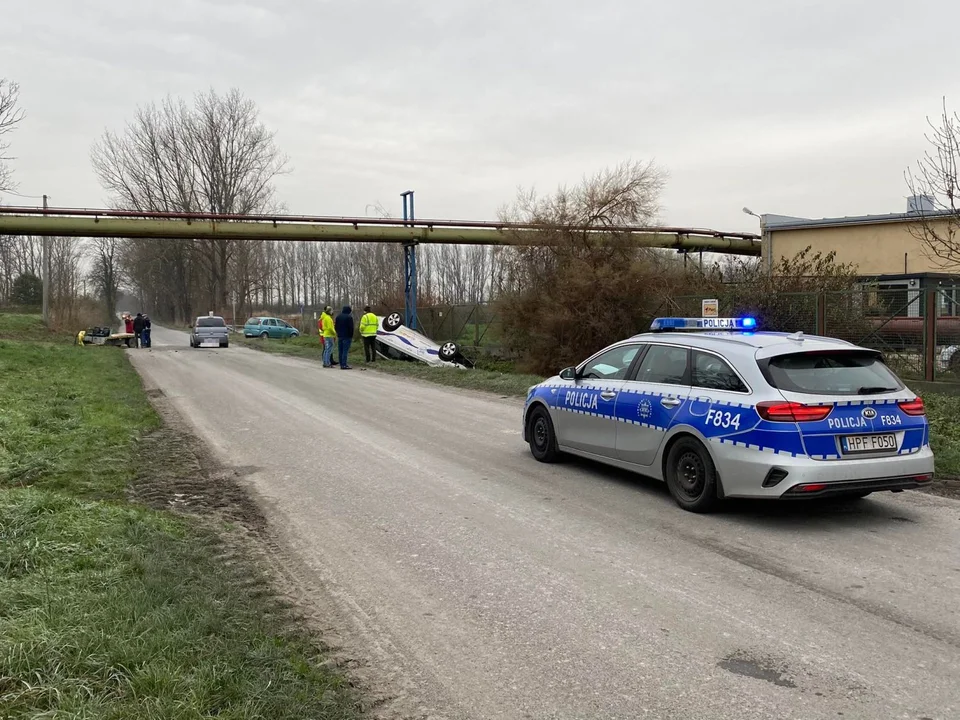 Wypadek w Dobrzelinie. Auto wpadło do rowu