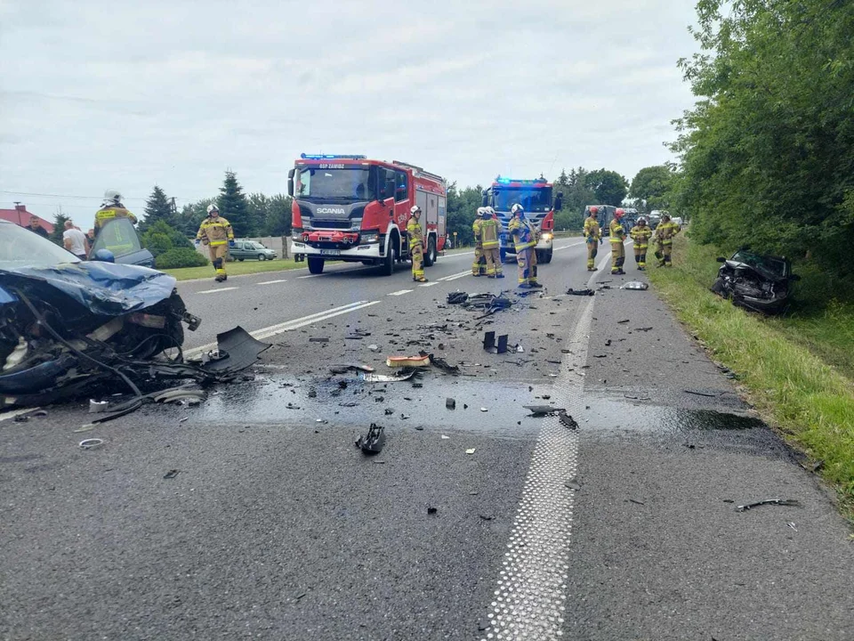 Poważny wypadek na krajowej 10. Ranne dwie osoby [ZDJĘCIA] - Zdjęcie główne