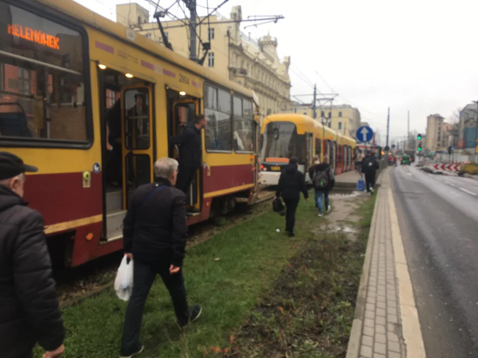 Tramwaje stanęły na Zachodniej. Pasażerowie musieli iść ulicą „To jest jakiś cyrk”