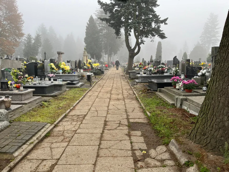 Przygotowania do Wszystkich Świętych w pełni na cmentarzu Rzymskokatolickim p. wezw. św. Franciszka na Chojny