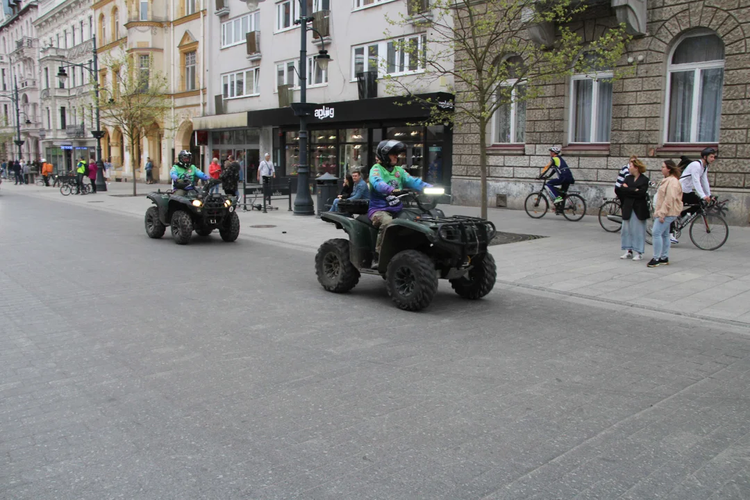 Wielka parada motocyklowa na ulicy Piotrkowskiej w Łodzi