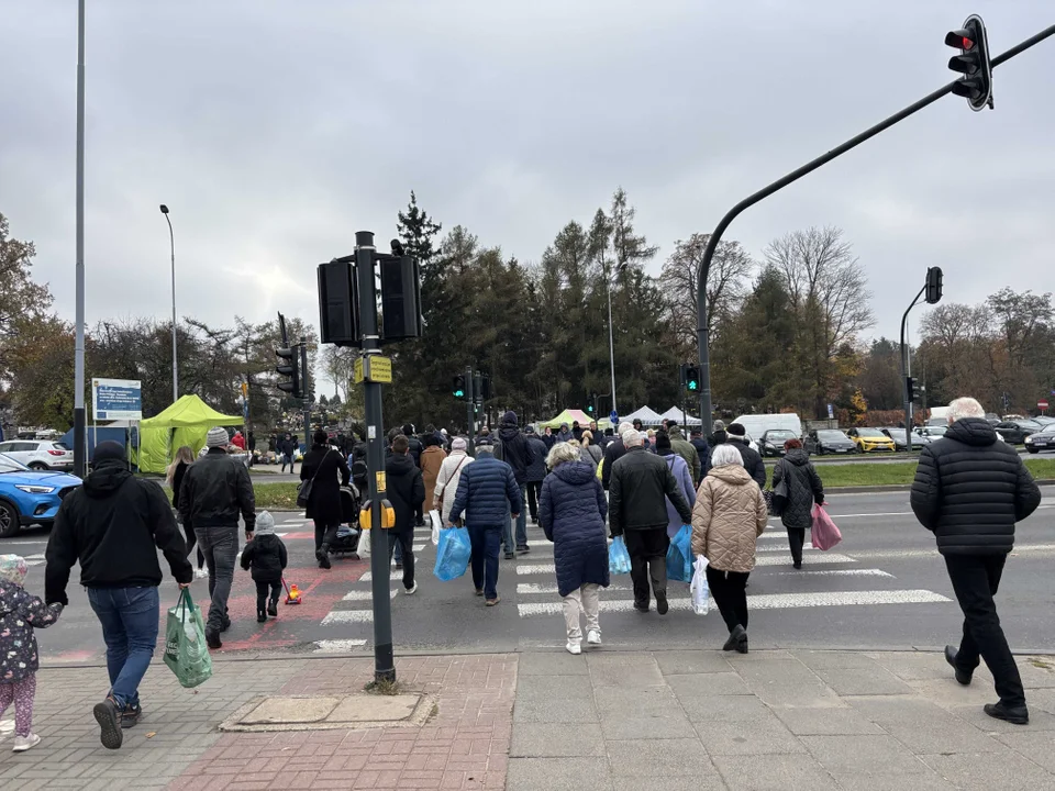 Korki w okolicach cmentarza na Dołach