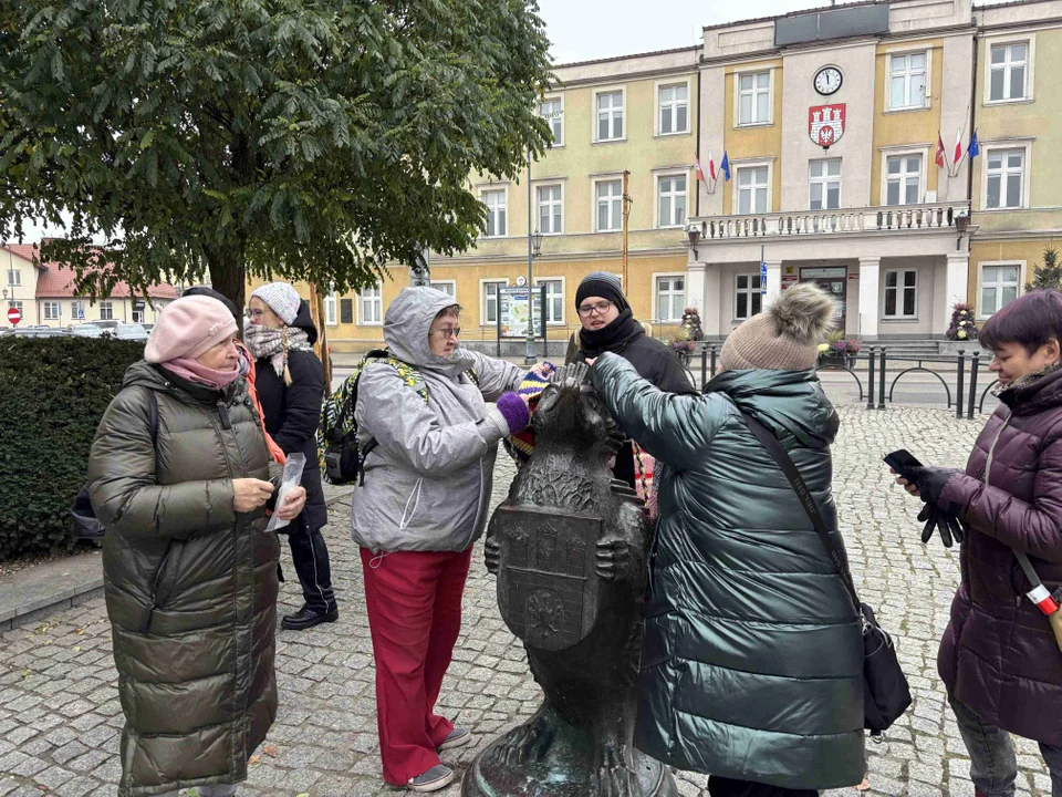 Pomnik w centrum miasta udekorowany przez grupę „Zamontanki”