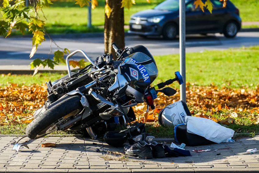 Wypadek na al. Wyszyńskiego. Policyjny motocykl zderzył się z osobówką