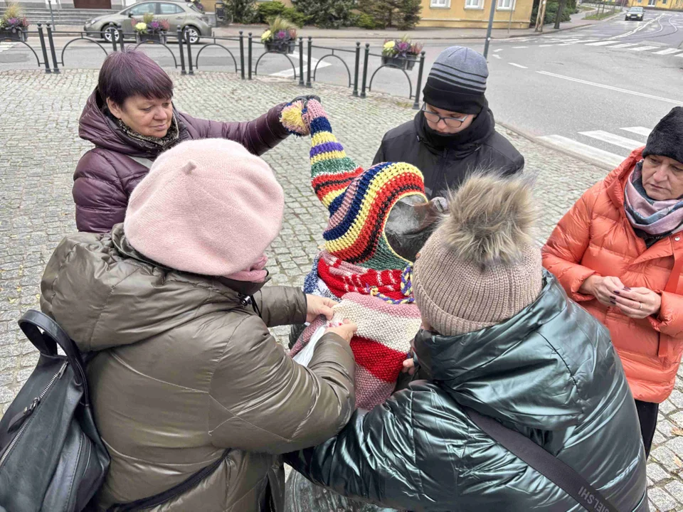 Pomnik w centrum miasta udekorowany przez grupę „Zamontanki”