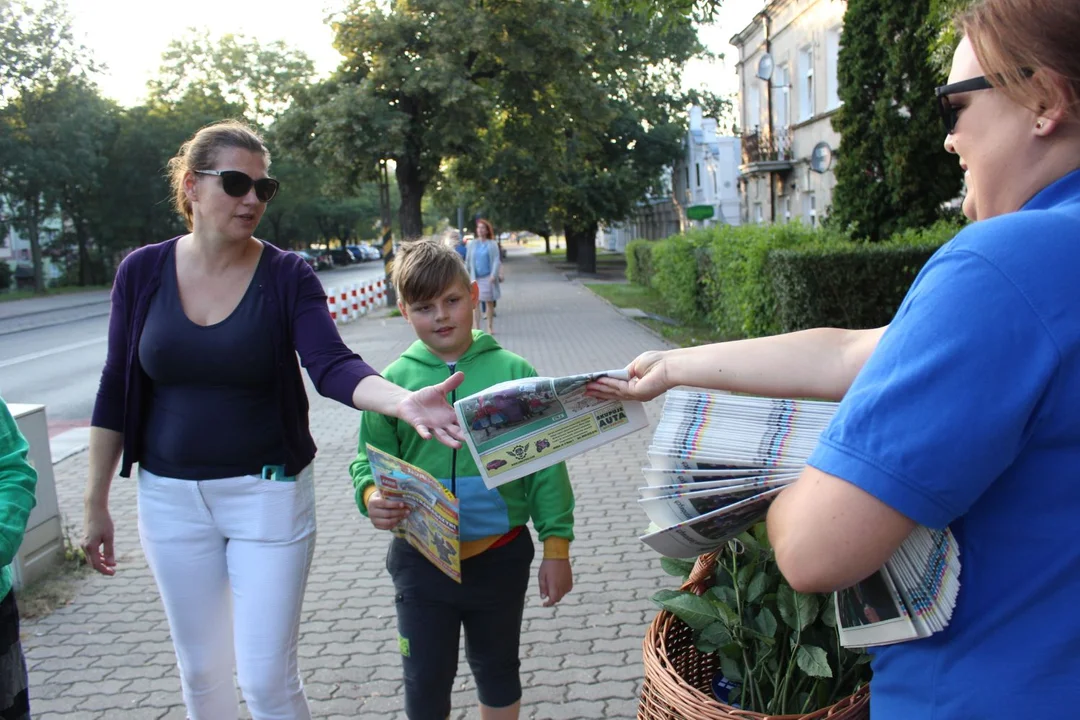 KCI rozdaje róże i gazety na kutnowskim Święcie Róży