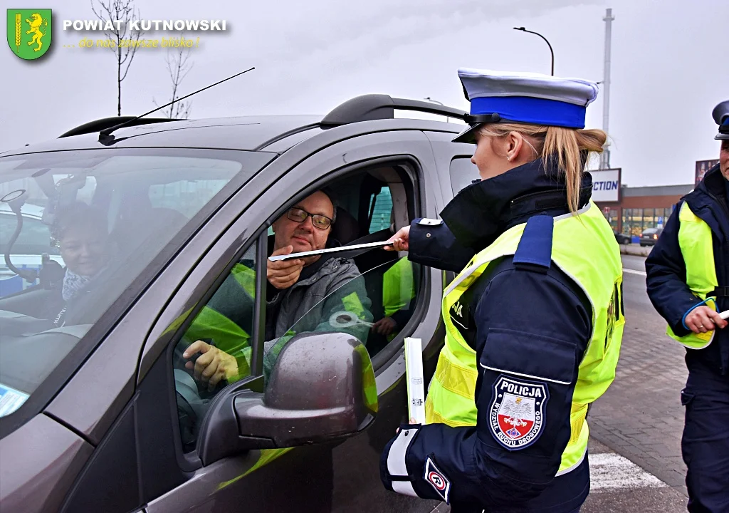 Władze powiatu kutnowskiego i funkcjonariusze policji rozdawali mieszkańcom odblaski z okazji mikołajek