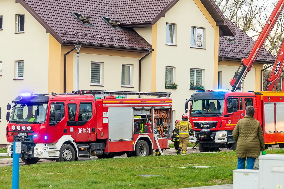 Pożar na osiedlu Miodowa Jar. Ranny mężczyzna [ZDJĘCIA] - Zdjęcie główne